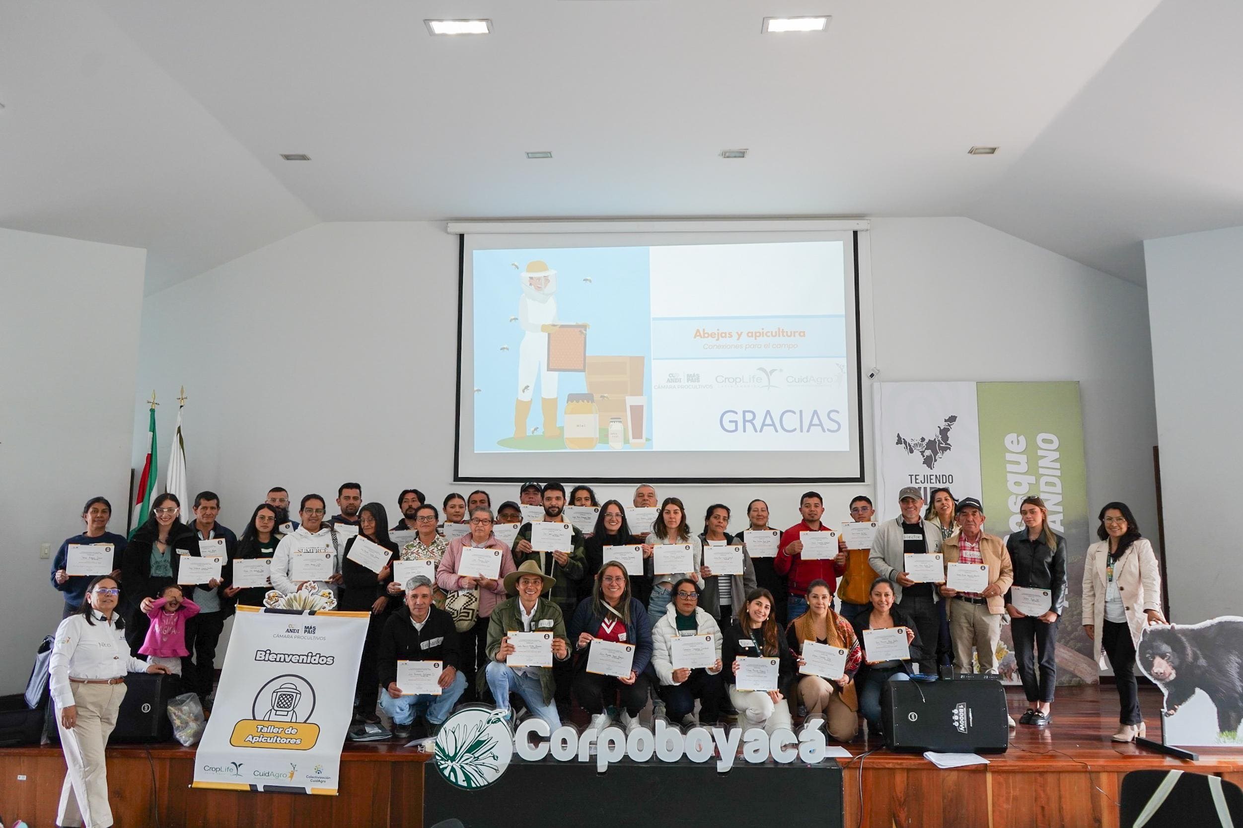 Foto Corpoboyacá abrió sus puertas a los guardianes de las abejas con un taller que endulza el futuro de la apicultura